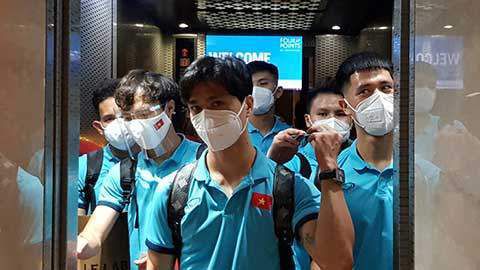 女孩唯唯诺诺的说道：我……我是华人……但从小在美国出生长大……入的是美国籍……马岚气恼的说道：你爸妈怎么当的，不对你进行爱国主义教育吗？。